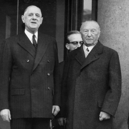 Der französische Staatspräsident Charles de Gaulle (l) empfängt den deutschen Bundeskanzler Konrad Adenauer in Paris vor dem Elysee-Palast. 