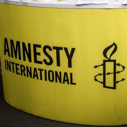 Das Logo der Menschenrechtsorganisaton Amnesty International (Bild: picture alliance / CTK | Martina Houdek)