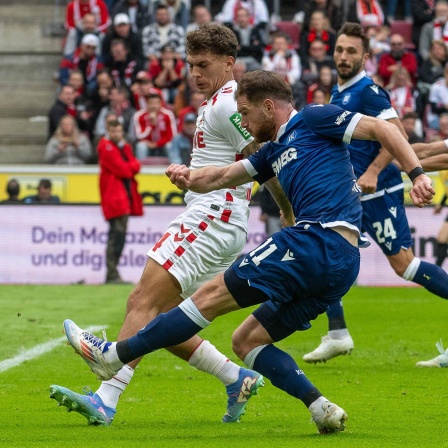 Budu Zivzivadze vom Karslruher SC schießt im Spiel gegen den 1. FC Köln