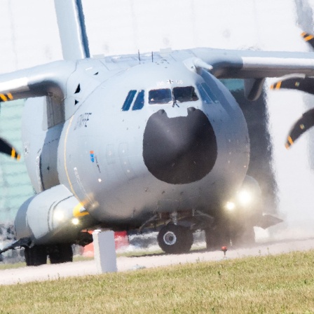 Ein A400M-Transportflugzeug steht am Fliegerhorst der Bundeswehr in Wunstorf.