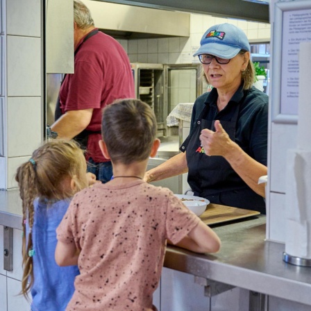 Kinder bekommen ein Mittagessen in der Arche im Berliner Bezirk Hellersdorf 
