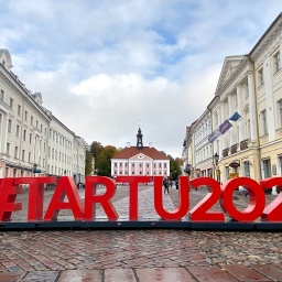 Ein Schriftzug «#Tartu2024» ist in Großbuchstaben auf dem Rathausplatz aufgestellt.