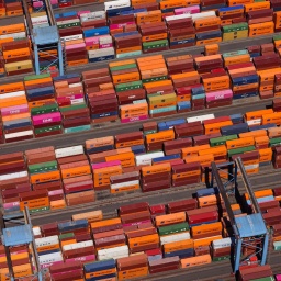 Blick aus der Luft auf das Containerterminal Burchardkai der HHLA im Hamburger Hafen.