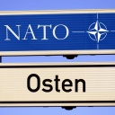 Wegweiser mit der Aufschrift Nato und Osten, Symbolbild