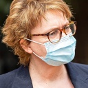Daniela Behrens (SPD), Ministerin für Soziales, Gesundheit und Gleichstellung in Niedersachsen, trägt eine Mund-Nasen-Maske.