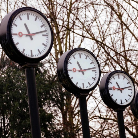 Mehrere große Uhren zeigen die gleiche Uhrzeit.