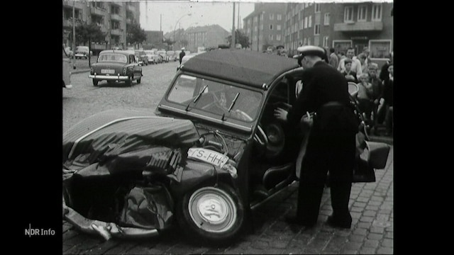 Archivmaterial aus den 60er-Jahren zeigt ein verbeultes Fahrzeug nach einem Unfall.
