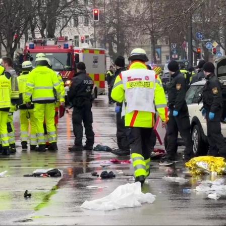 Rettungskräfte stehen am Einsatzort.