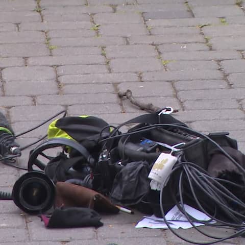 Auf einem Fußweg in Berlin-Mitte liegt Kamera-Equipment. Ein Kamerateam des ZDF war angegriffen worden. (Bild: TeleNewsNetwork)