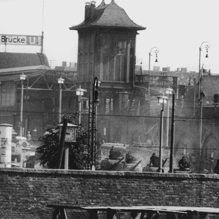 Sowjetische Panzer, deren Geschütze auf den Westsektor gerichtet sind, stehen am 13.8.1961 an der Warschauer Brücke im Ostsektor von Berlin. Der direkte S- und U-Bahnverkehr wurde unterbrochen. An fast allen Grenzübergängen werden Stacheldraht-Sperren