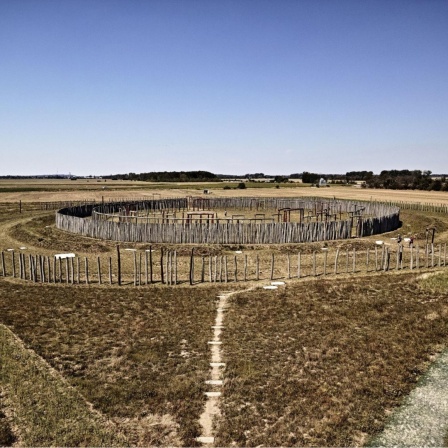 Die Kreisgrabenanlage in Pömmelte wurde 1991 auf Luftbildaufnahmen entdeckt und danach wissenschaftlich erforscht. Die Rekonstruktion der Anlage am originalen Standort umfasst 10.000 qm. Die touristische Anlage ist eine Holz-Erde-Architektur und hat eine