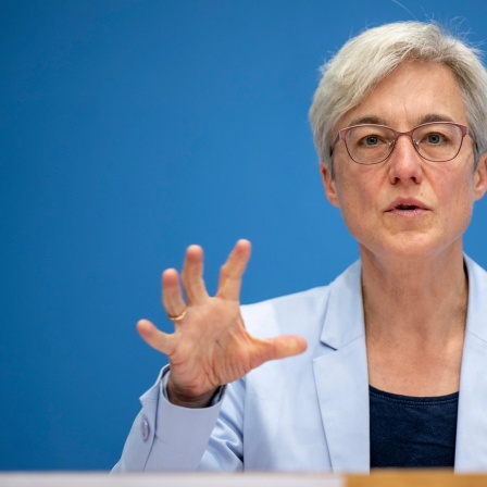 Brigitte Knopf, stellvertretende Vorsitzende Expertenrat für Klimafragen (ERK), spricht bei der Pressekonferenz zur Veröffentlichung des Zweijahresgutachtens zum Stand der Klimapolitik in Deutschland.