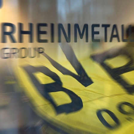 FOTOMONTAGE: Der Deal des BVB mit Waffenproduzent Rheinmetall schlägt hohe Wellen. 