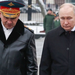 Russlands Präsident Putin läuft neben Verteidigungsminister Schoigu, der am 13. Mai 2024 entlassen wurde.