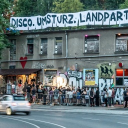 Schlange vor dem Techno-Club About Blank in Berlin-Friedrichshain