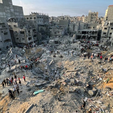 Im Flüchtlingslager Dschabalia im nördlichen Gazastreifen inspizieren Palästinenser die Schäden an Gebäuden, die von israelischen Luftangriffen getroffen wurden.