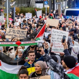 Kundgebung pro-palästinensischer Demonstranten in Stuttgart. Sie fordern ein Ende der Unterdrückung der Palästinenser und ein Stopp des, wie sie es nannten, Genozid. Die Polizei war mit einem starken Aufgebot vor Ort.