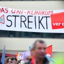 Plakat mit Aufschrift "Das Uni-Klinikum streikt"