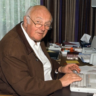 Der deutsche Kinderbuchautor Otfried Preußler (Foto vom 21.8.1998 an seinem Schreibtisch in Haidholzen)