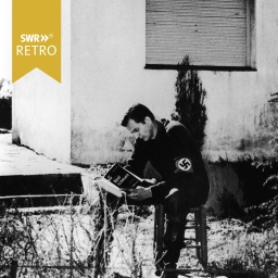 Horst Eichmann mit Hakenkreuz-Binde liest ein Buch über seinen Vater Adolf Eichmann, Buenos Aires 1964