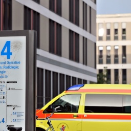Ein Krankenwagen steht vor einem Gebäude eines Krankenhaus-Areals