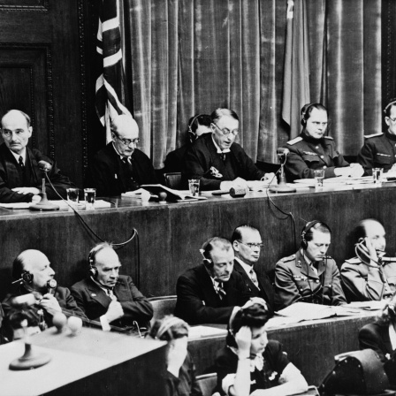 Nürnberger Kriegsverbrecherprozess vor dem alliierten Militaertribunal: Urteilsverkündung am 10.1946. Die Richterbank im Justizpalast während der Verlesung der Urteilsbegründung. V.l.n.r.: Wolchkow, Nikitschenko (UdSSR), Birkett, Lawrence (GB) und Biddle (USA).