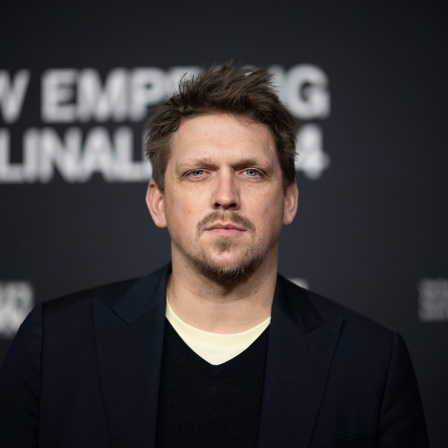 Schauspieler Jan-Ole Gerster auf dem Roten Teppich der Berlinale 2024. (Archivbild)