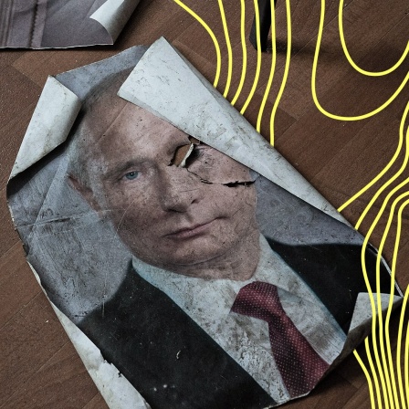 Ein Plakat des russischen Präsidenten Wladimir Putin liegt beschädigt auf dem Boden einer Polizeistation in Kupiansk