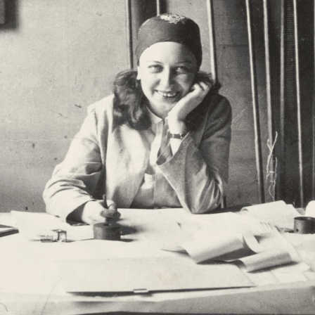 Otti Berger am Arbeitstisch (Bild: Foto unbekannt, um 1931 © Bauhaus-Archiv Berlin)