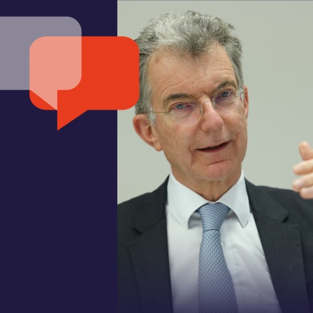 Christoph Heusgen, bis 2025 Chef der Münchner Sicherheitskonferenz, sitzt in einem schlichten Raum und gestikuliert während eines Interviews.
