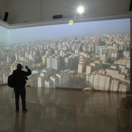 Ein Mann fotografiert im deutschen Pavillon auf der Internationalen Architektur-Biennale Venedig.