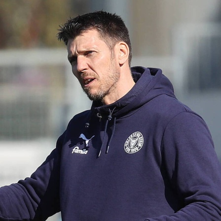 Fabian Boll (Co-Trainer von Holstein Kiel) am Spielfeldrand.