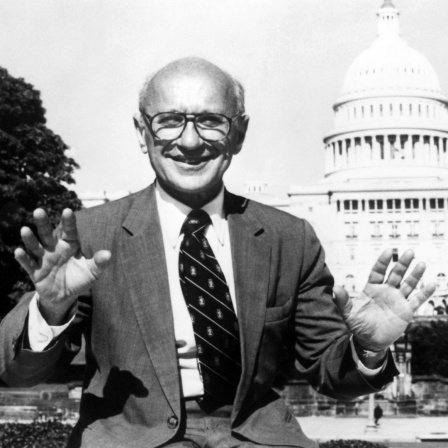 Der Ökonom Milton Friedman im Jahr1980 fotografiert vor dem Kapitol in Washington. 