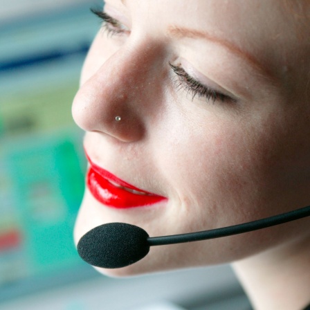 Frau mit Headset telefoniert