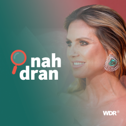 Das Bild zeigt das Model Heidi Klum mit einem auffälligen Ohrring, daneben das Logo des Podcasts nah dran. 