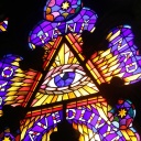 Das Auge Gottes im Mosaik eines Kirchenfensters dargestellt