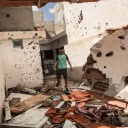 Rapper Mohamed Moslem Zorgui geht durch die Trümmer eines zerstörten Hauses in Kasserine, Tunesien