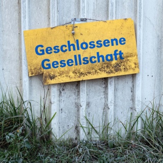 Auf einem Schild steht: "Geschlossene Gesellschaft"