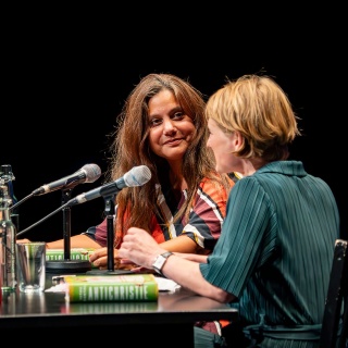 Mithu Sanyal und Anne-Dore Krohn © Internationales Literaturfestival Berlin, PWS-e.V., Foto: Charlotte Kunstmann