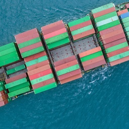 Luftaufnahme eines beladenen Containerschiffs
