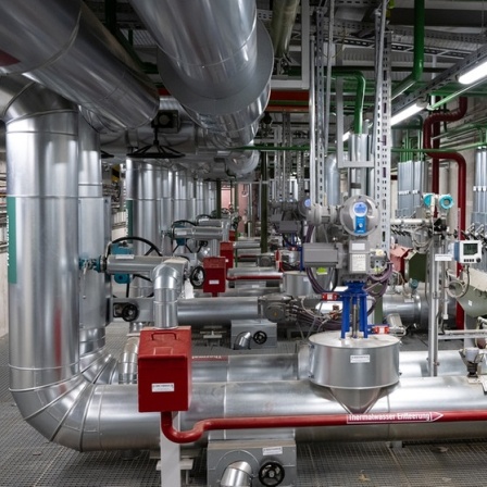 Eine technische Anlage mit vielen Edelstahl-Rohren