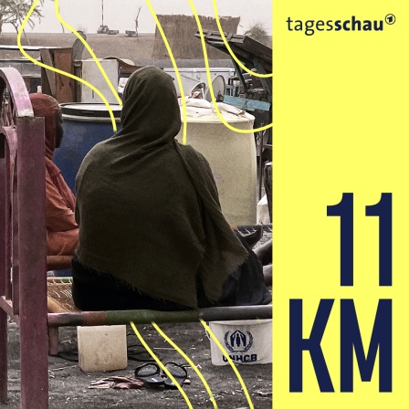 Flüchtlinge aus dem Sudan warten hinter dem Grenzübergang Joda mit ihrer Habe auf die Weiterreise in die südsudanesische Grenzstadt Renk.