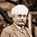 Schwrz-Weiß-Fotografie: Leoš Janáček in Anzug und Krawatte.