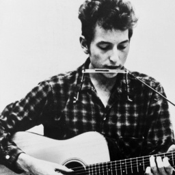 Bob Dylan spielt Gitarre und Harmonika, 1965