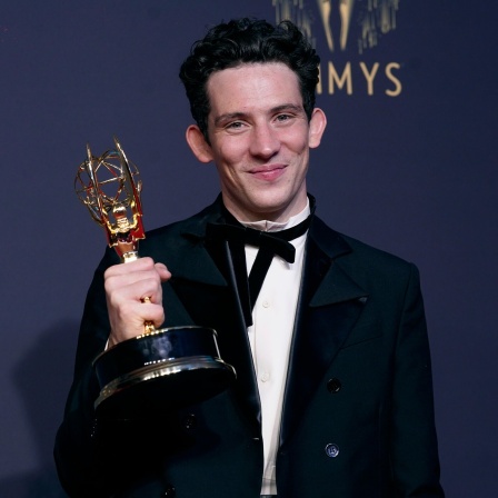 Josh O'Connor, Gewinner des Preises für den herausragenden Hauptdarsteller in einer Dramaserie für "The Crown", posiert bei den 73. Primetime Emmy Awards im L.A. Live in Los Angeles an