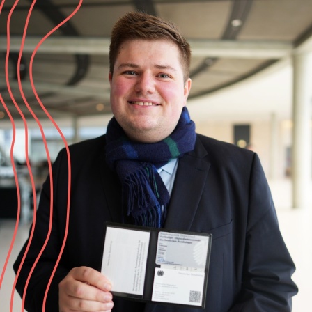 Johannes Volkmann (CDU), Enkel von Helmut Kohl, zeigt im Bundestag seinen Abgeordneten-Ausweis.