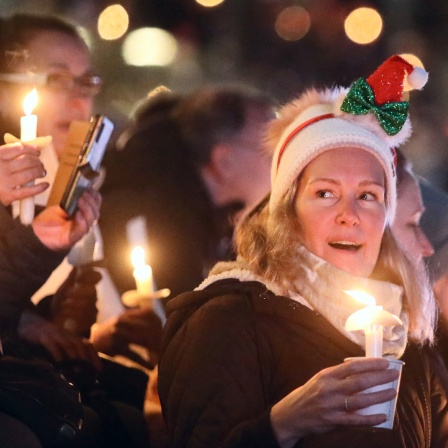 Menschen nehmen am Weihnachtssingen im Ostseestadion teil. Beim ersten Singen waren im Dezember 2019 mehr als 10 000 Menschen zusammengekommen, um Lieder wie &#034;Alle Jahre wieder&#034;, &#034;Kommet ihr Hirten&#034; und &#034;Jingle bells&#034; zu singen.