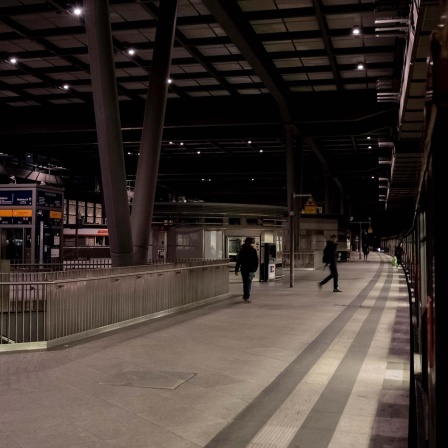 Symbolbild: Notbeleuchtung Bahnhof Südkreuz bei einem Stromausfall 2020