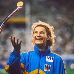 Heike Henkel bei der EM in Split wirft lachend ihre Goldmedaille in die Höhe.