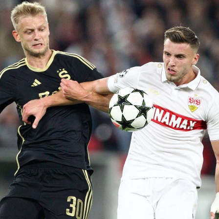 Stuttagrts Demirovic im Zweikampf mit Prags Zereny